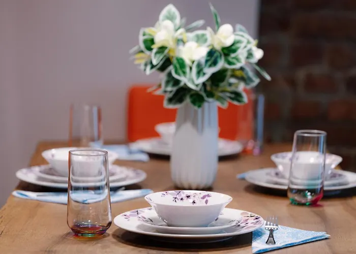 2 Designer Free Parking Spaces アパート